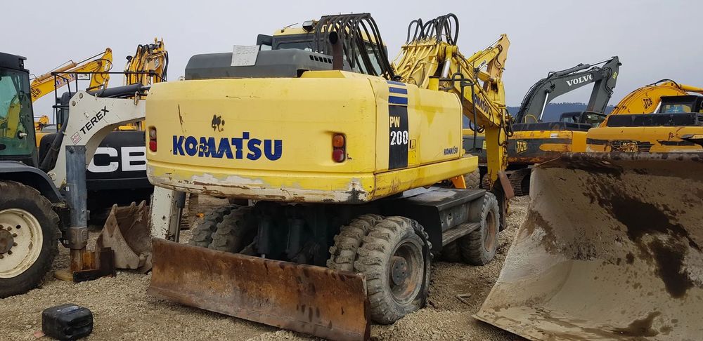 Komatsu PW 200 -7k Excavator pe roți braț din 3 buc.