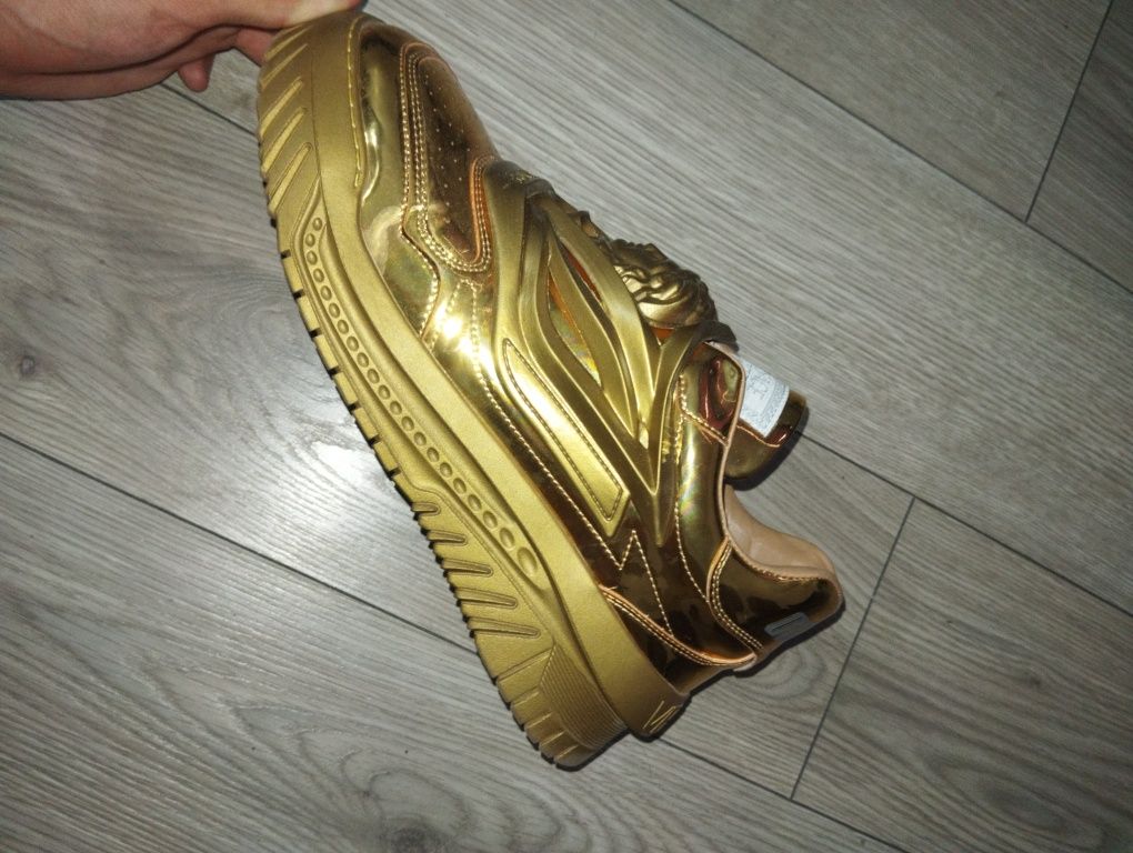 vând Versace odiseea