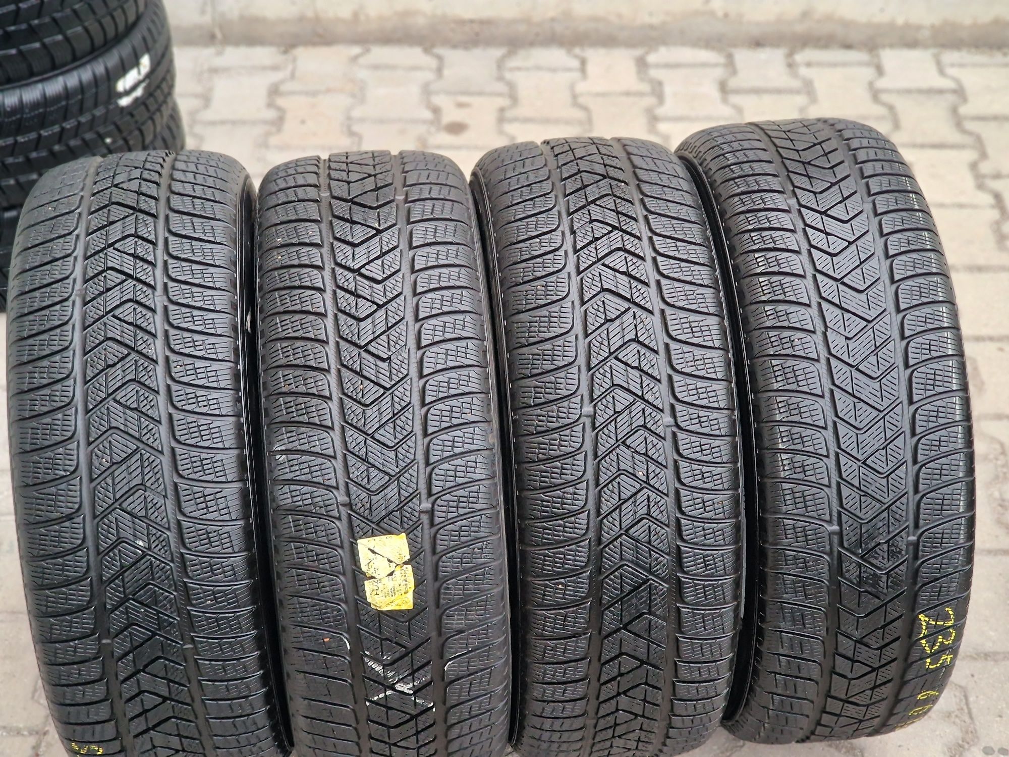 235 60 18 Pirelli