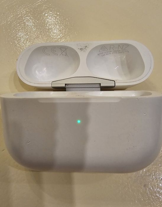 Dock case pentru casti apple airpods 2
Case ul este