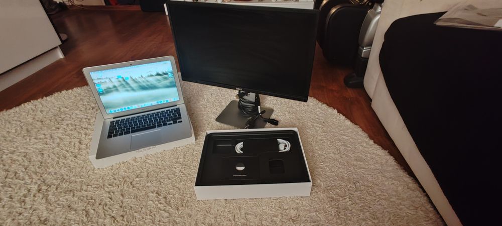 Laptop Mac & Monitor Dell