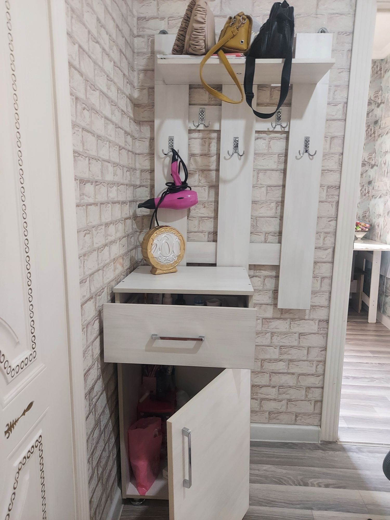 Продаю срочна Прихожку. Почти новая  не подашла по размеру.