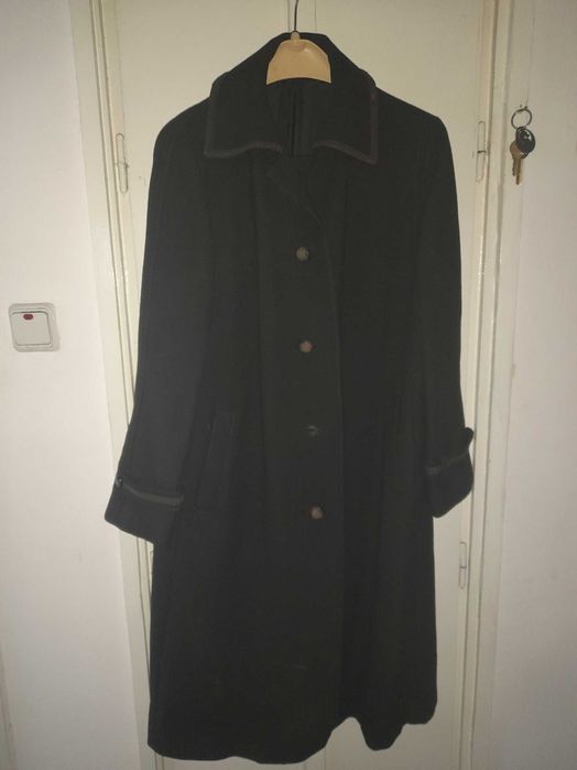 Vând paltoane de damă.