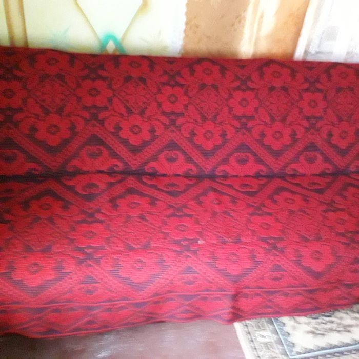 Covor de lână țesut manual foarte vechi în stare bună poate fi folosit