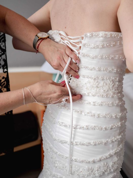 Елегантна булчинска рокля – като нова, с подарък кринолин!