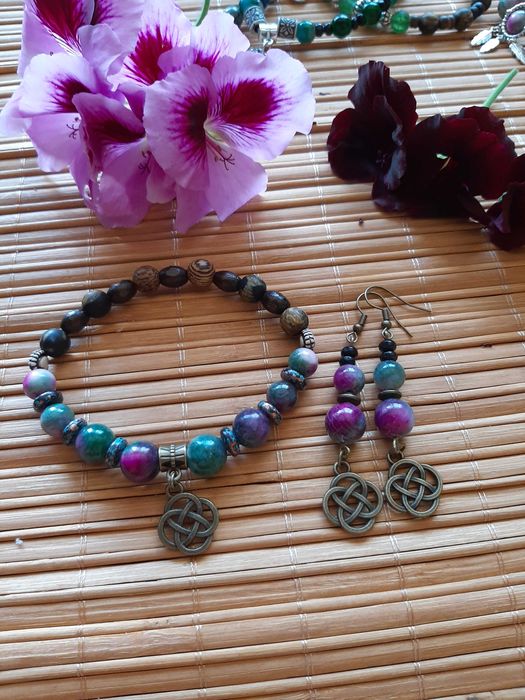 Ръчно изработени уникални бижута от полускъпоценни камъни. Подаръци.