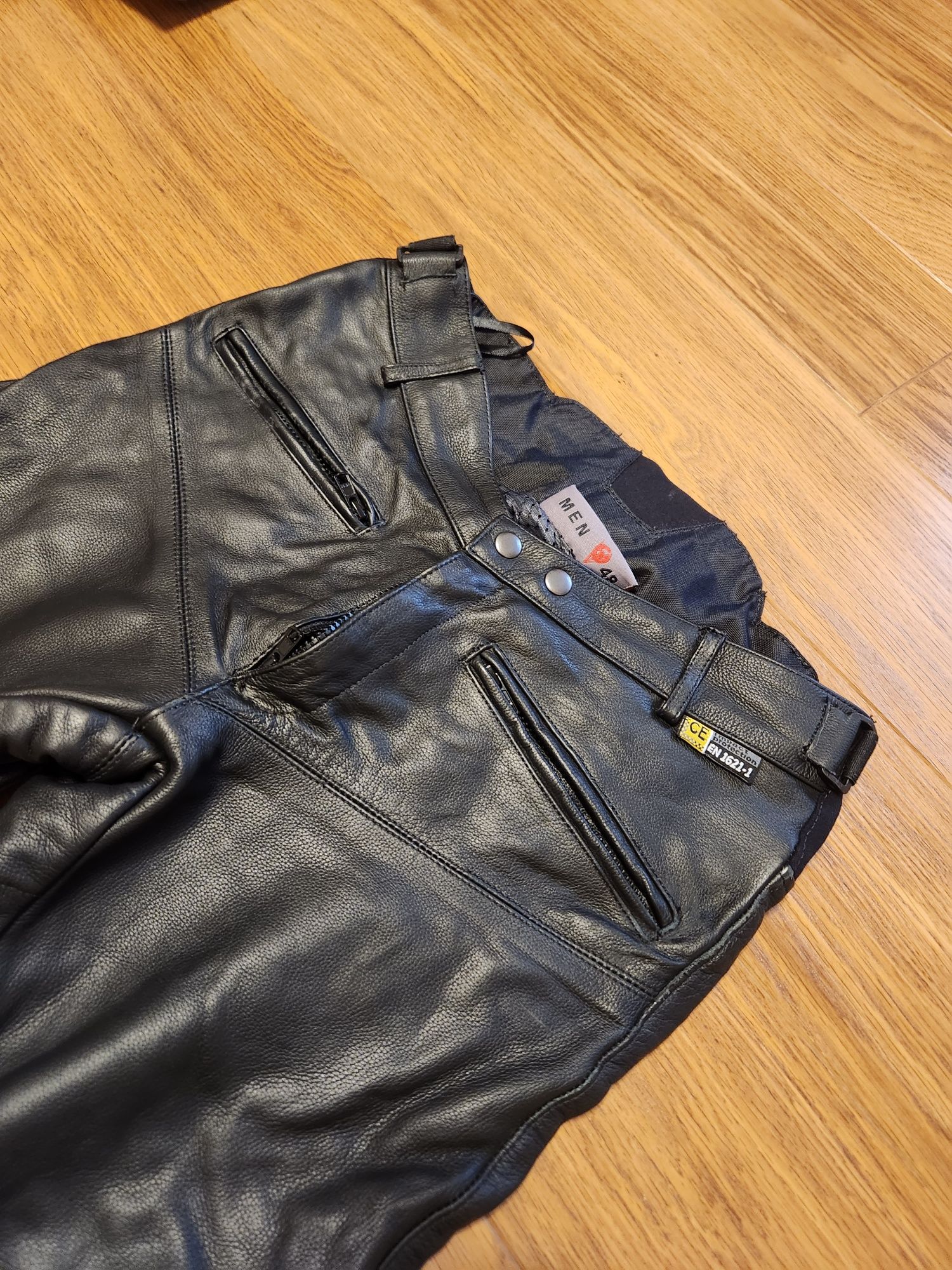 Pantaloni si geaca moto piele cu protectii genunchi si coapse