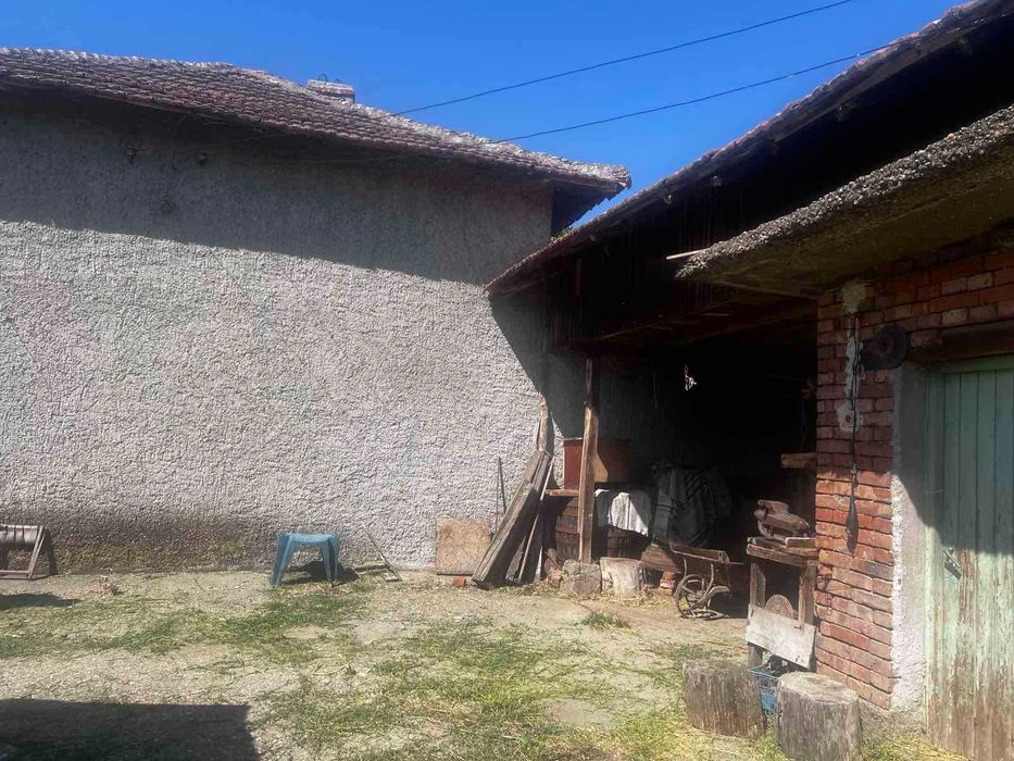 Продава се двуетажна, тухлена къща в село Белица, обл. Силистра.