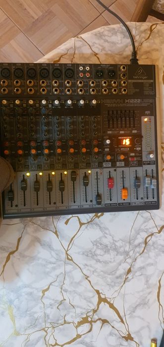 Vând mixer behringer