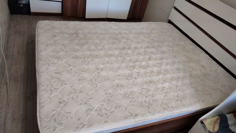 Матрас спальный  в хорошем состояние