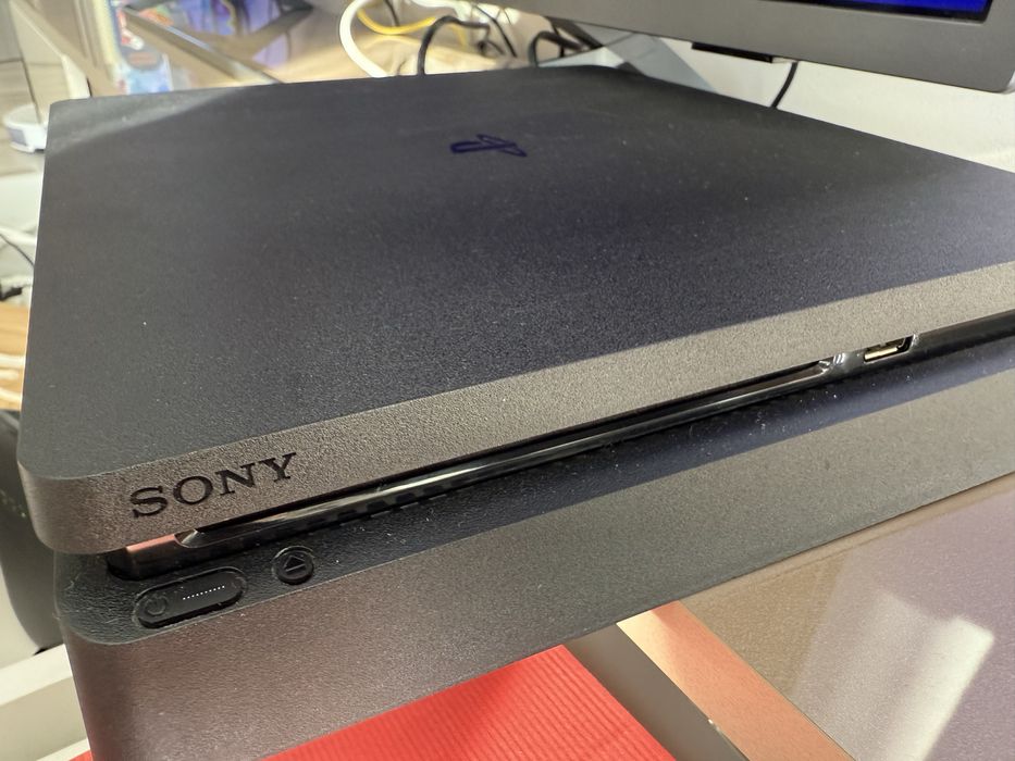 PlayStation 4 slim 1TB + игри + 2 джойстика