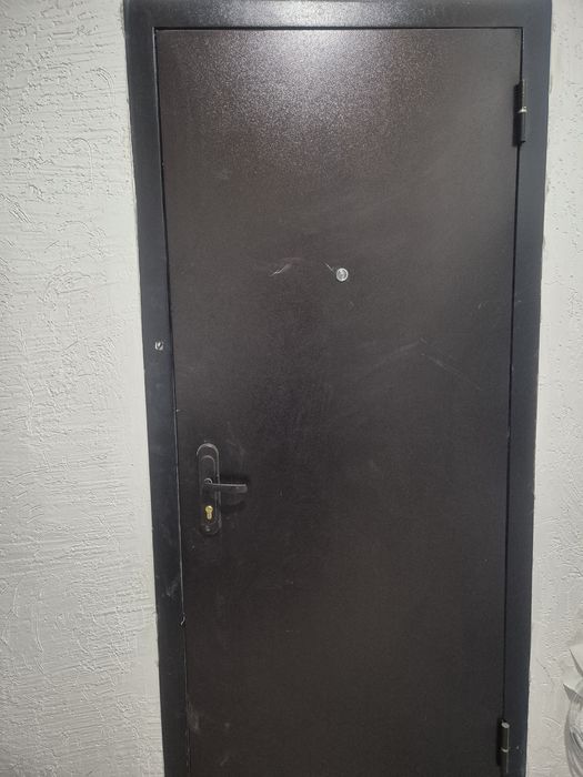 Продам  входную дверь