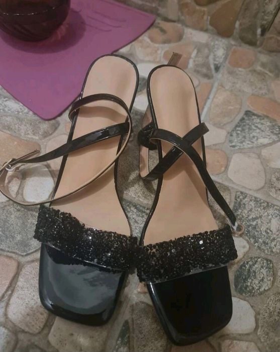 Sandale negre cu toc