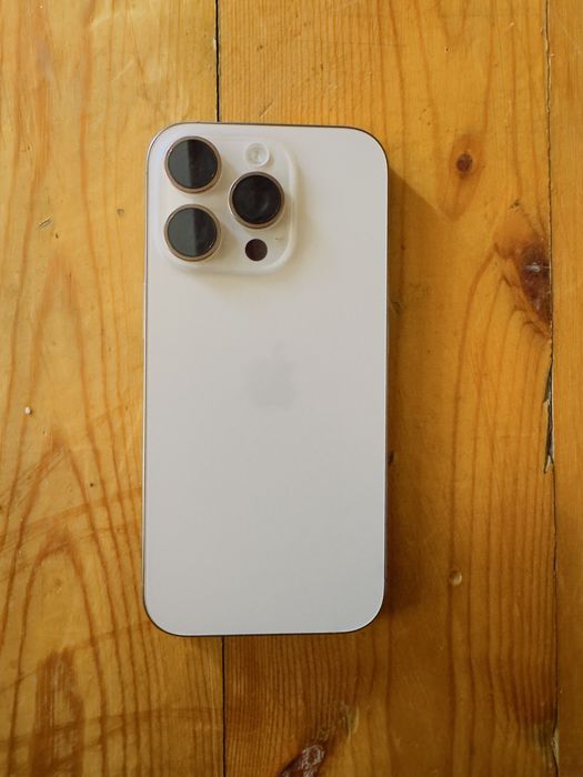 iPhone 16 pro Titanium Gold