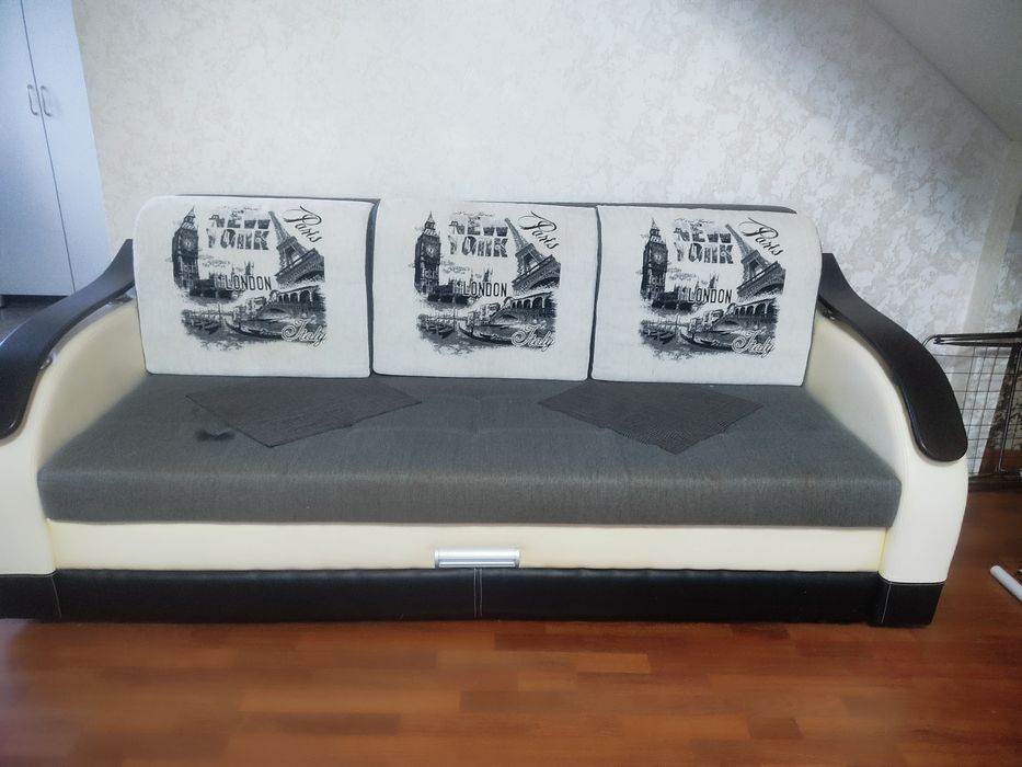 Продам диван состояния среднее