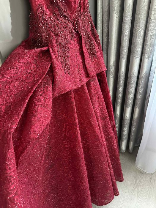 Бална рокля в цвят бордо