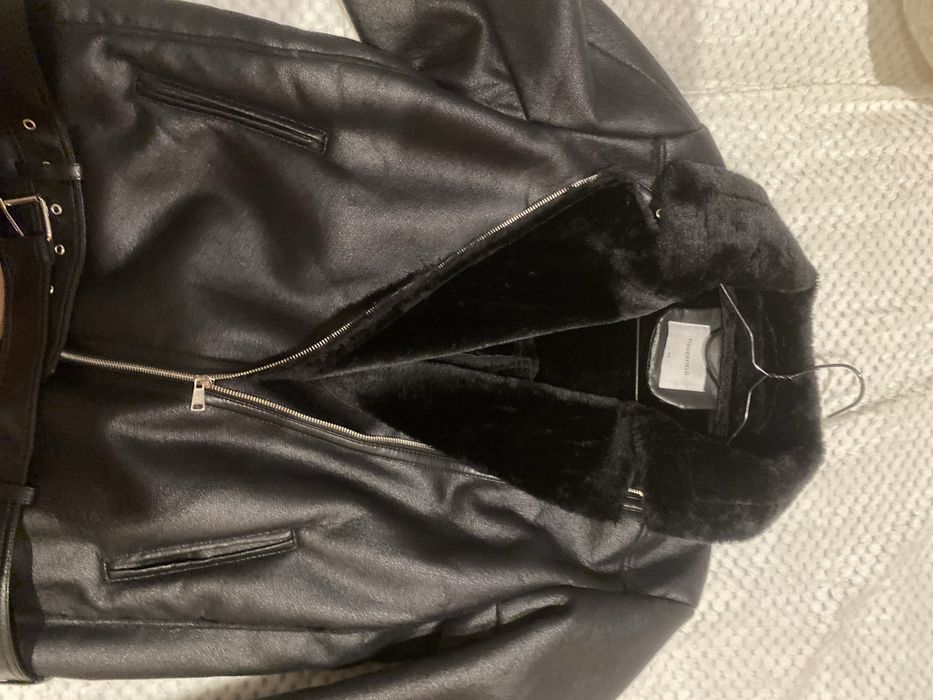 Елегантно кожено яке в черен цвят, с пухкави елементи и вътрешна част!