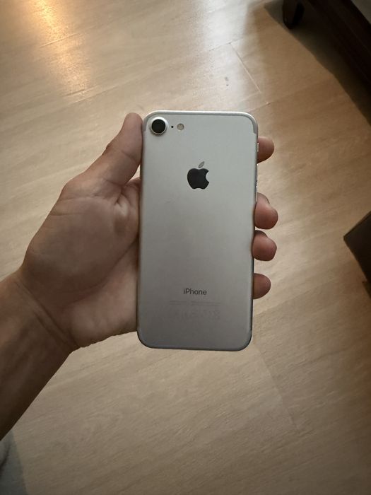 iPhone 7 в хорошом состояние