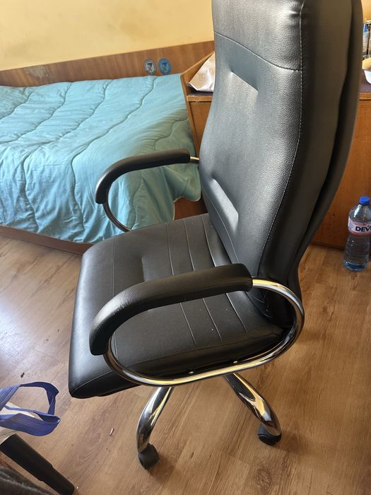 Кожен офисен стол