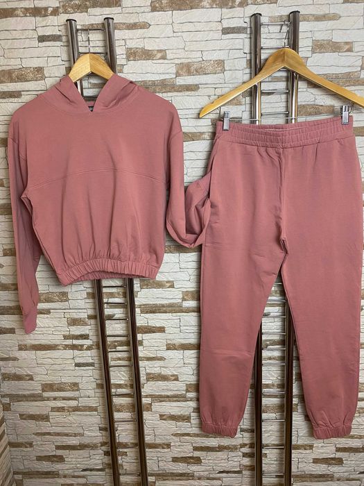 Trening cu decupaj spate ROZ - pantaloni+ bluza cu mesaj MARIMI: M, XL