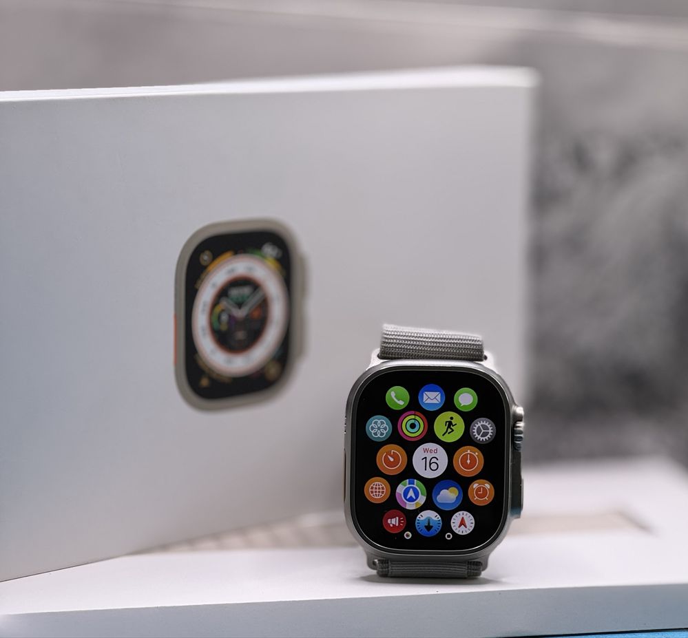 Apple Watch Ultra GPS + Cellular, 49mm, Titanium Case, Starlight Loop