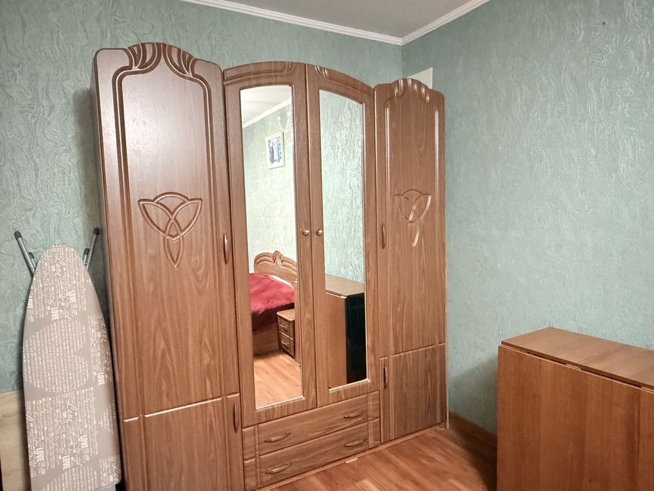 Кровать, тумбочки