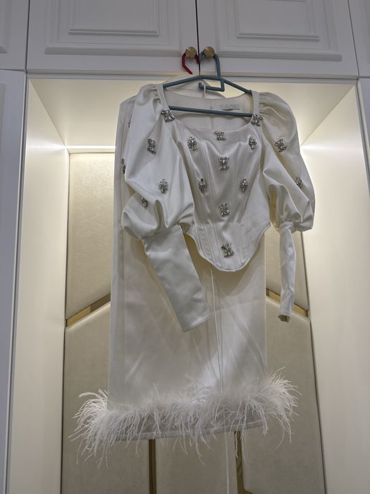 Шикарный костюм айвори турция  42 размер