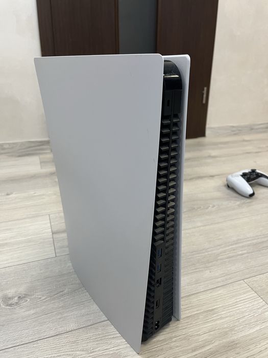 Продавам playstation 5,с един джойстик и без никакви забележки.