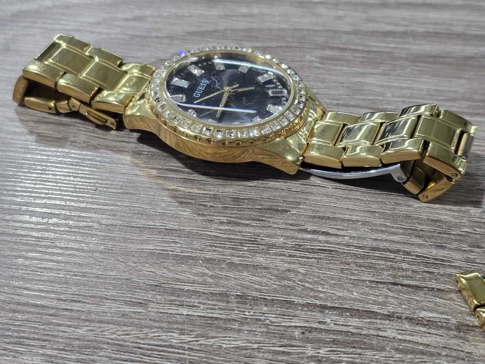 Часовник Guess GW0111L2