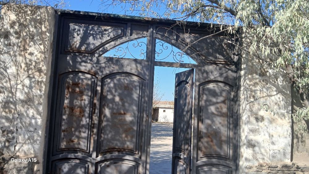 Uy, hovli-joy. Tinch osuda mahallada