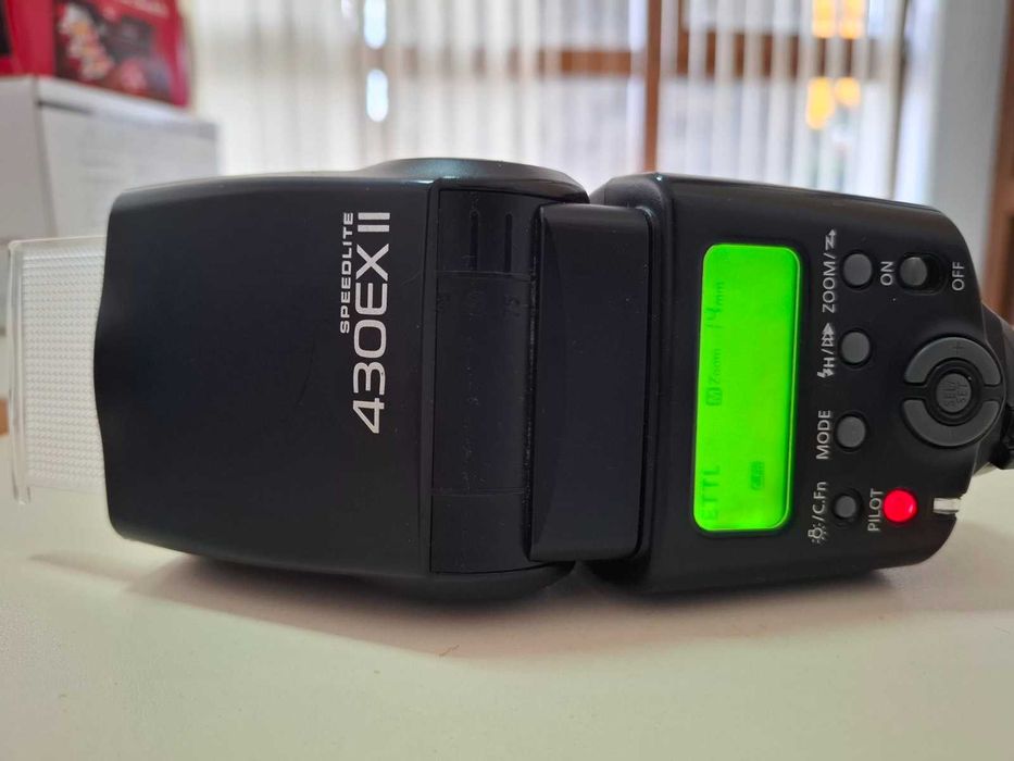 Светкавица Canon Speedlite 430 EX II EOS + 2 зарядни + 2 чифта батерии