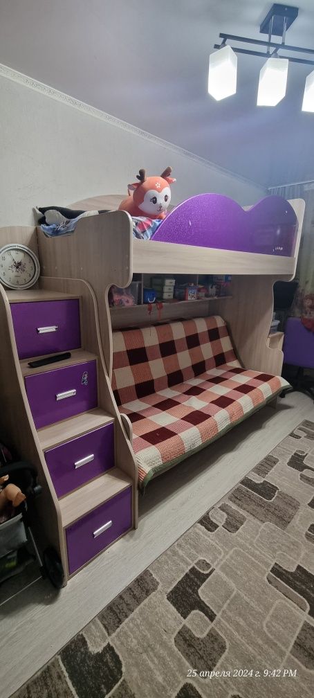 Кровать и стол для детской
