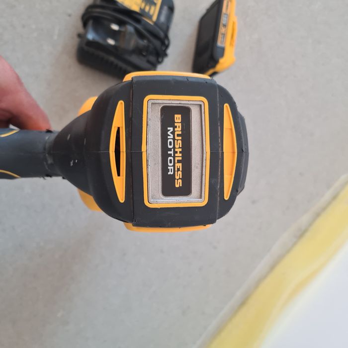 Pistol cu cuie Dewalt DCN660