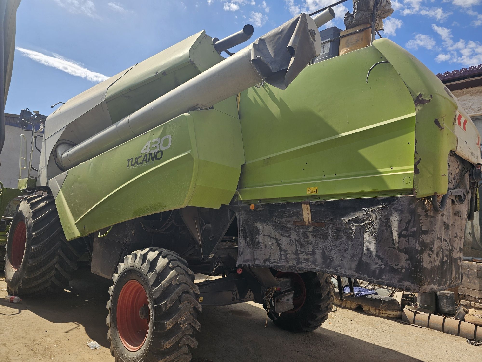 Claas tucano sotiladi soz holatda mavsumga tayyor 2011 yil