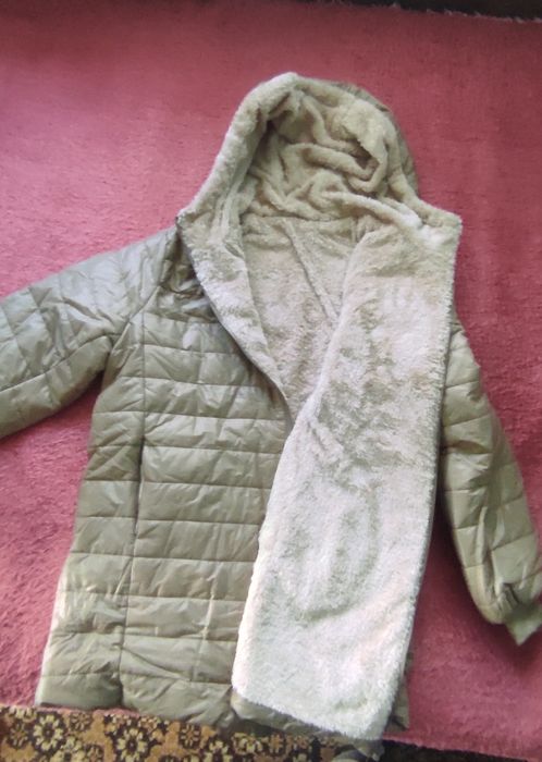 Чисто ново яке с вата и качулка,ГО 120 см, дължина 76 см.