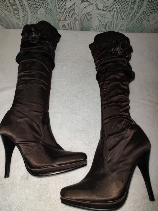 CIZME de damă,lungi,din satin.Calitate italiană.Noi.