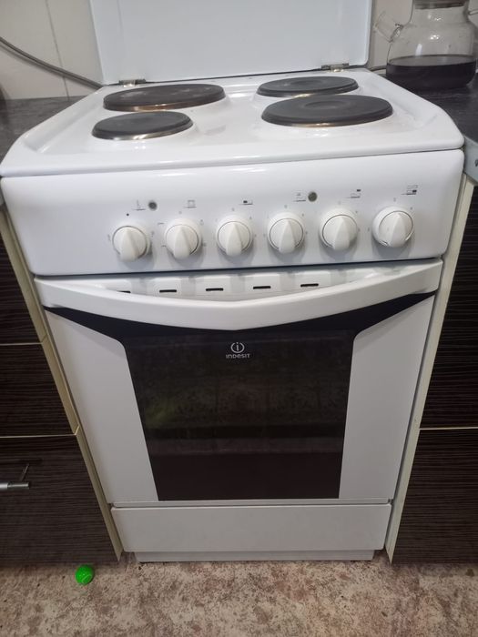 Срочно продам электро плиту в рабочем состоянии! Цена 12000