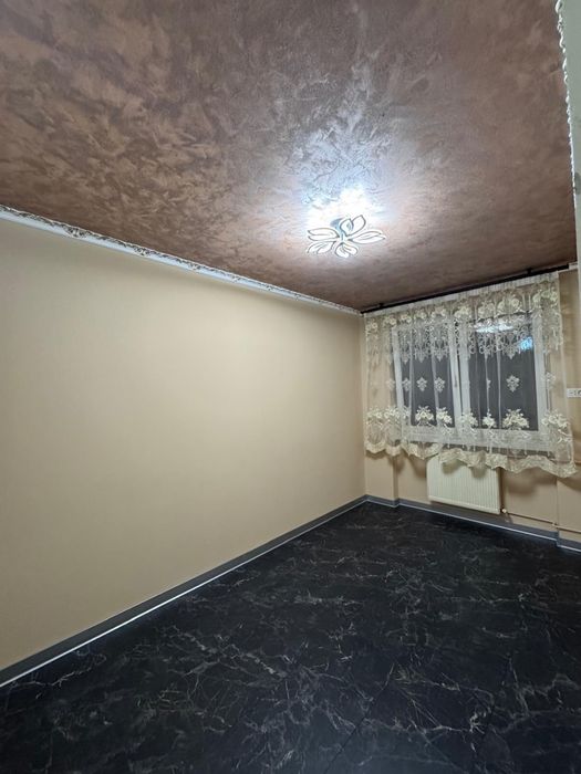 Apartament de vânzare 3 camere, strada Aluminei