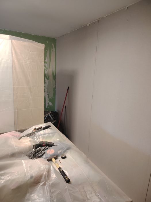 Executam lucrari interioare si exterioare