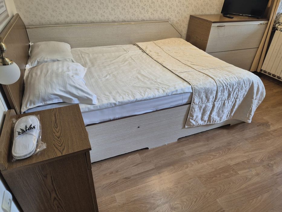 Mobilier complet de dormitor, dulap, noptiera, masuta scaune