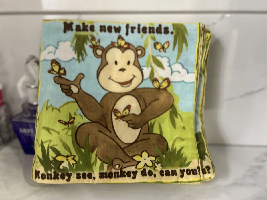 Книжка от плат Маймунка вижда, маймунката прави