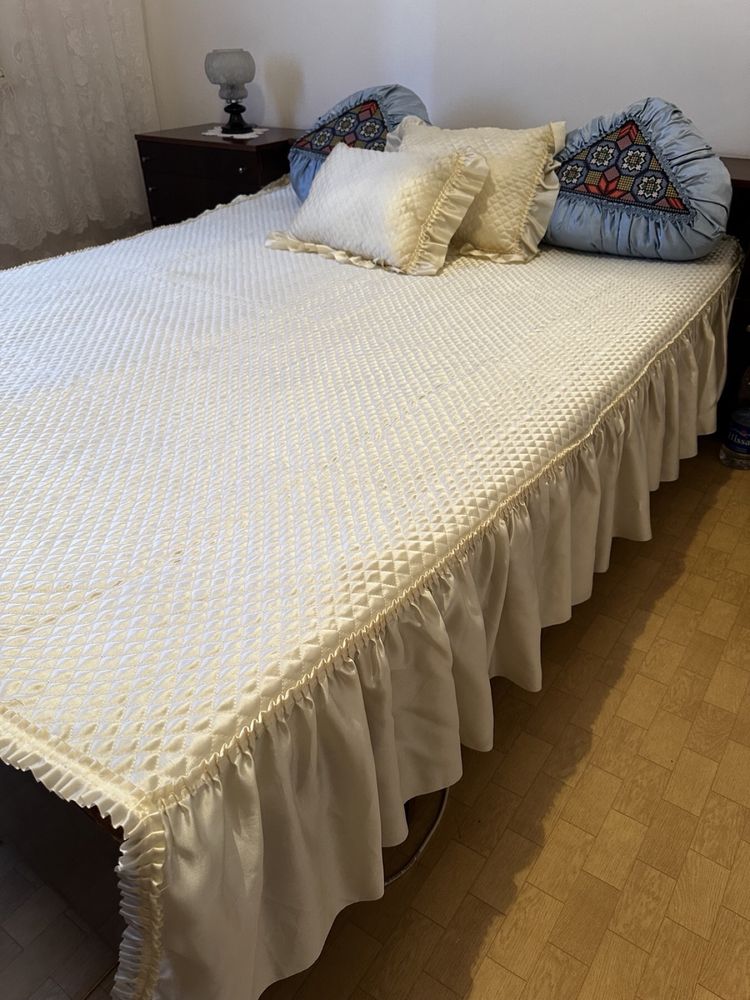 Ковертюра за спалня с комплект възглавници