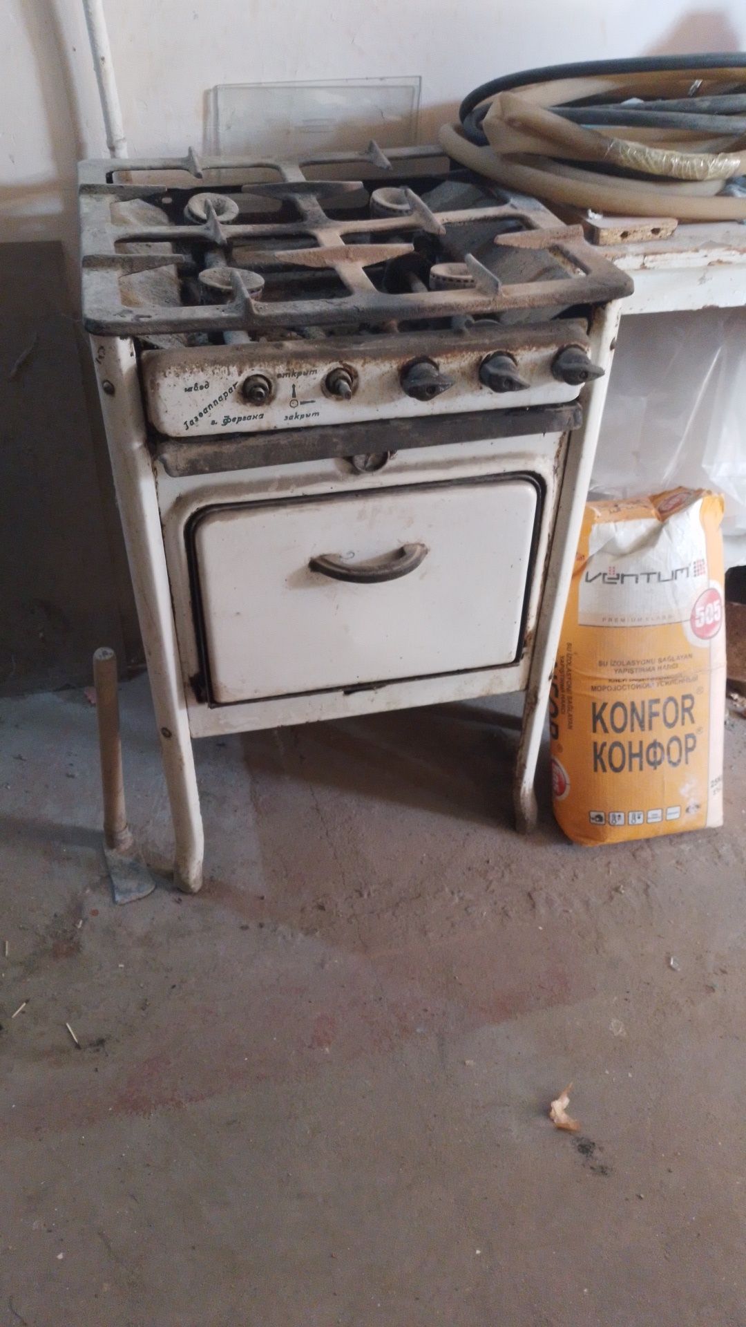Продаётся недорого газплита и холодильник