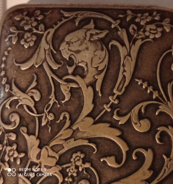 Vând sau schimb tabachera monograma"CR"marcată"DEPOSE"dim6-8,5cm/53gr.