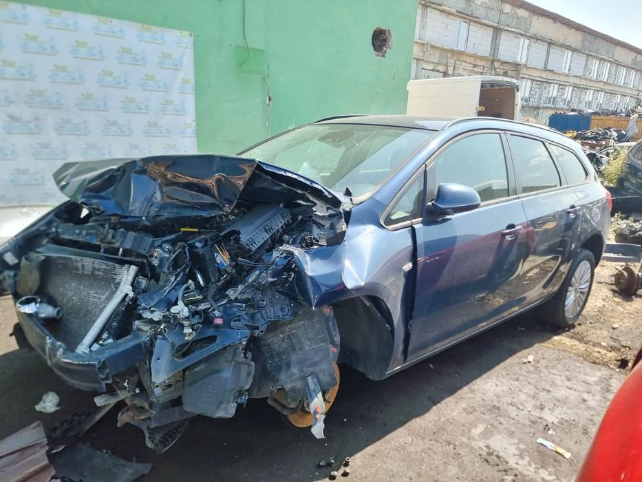 Dezmembrez Opel Astra J motor 1.7 cdti A17DTJ usa portiera fuzeta oglinda stanga dreapta fata spate bara capota
