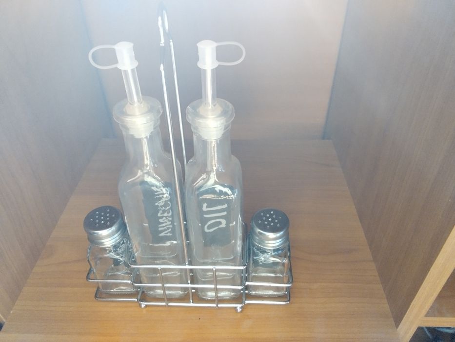 Чисто нов- комплект за маса, не използван изобщо с оригинална стойка