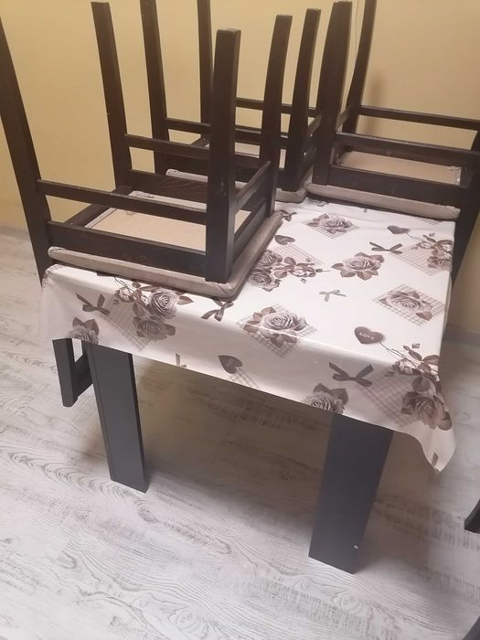 Маса с четири стола