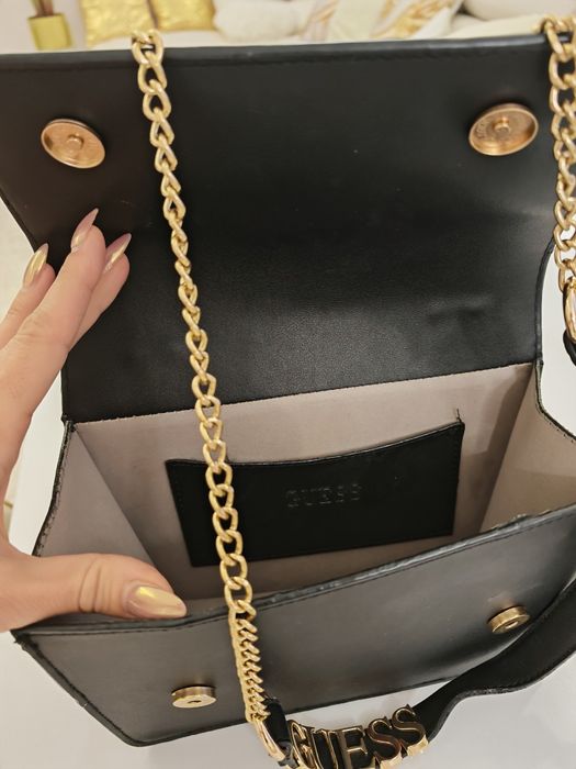 Дамска чанта черна Guess