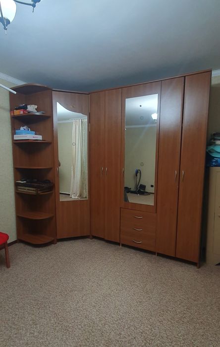 Углоаой шкаф с боковыми полками