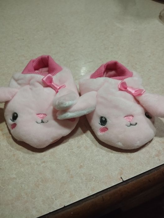 Продаю детские тапочки.